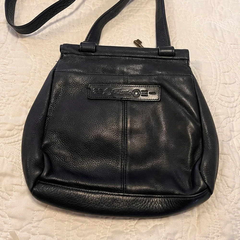 Vintage Fossil Black Pebbled Leather Crossbody Bag Brass Key Charm Minimalist